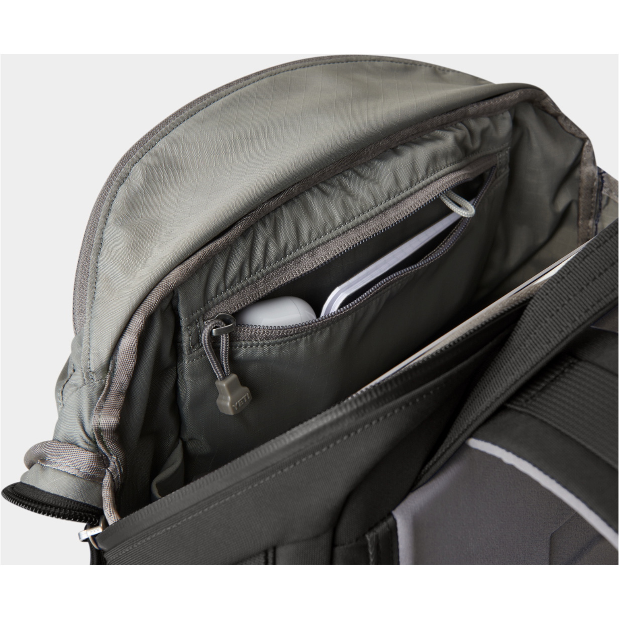 2026 YETI Crossroads 22L Backpack 70000002399 - Black